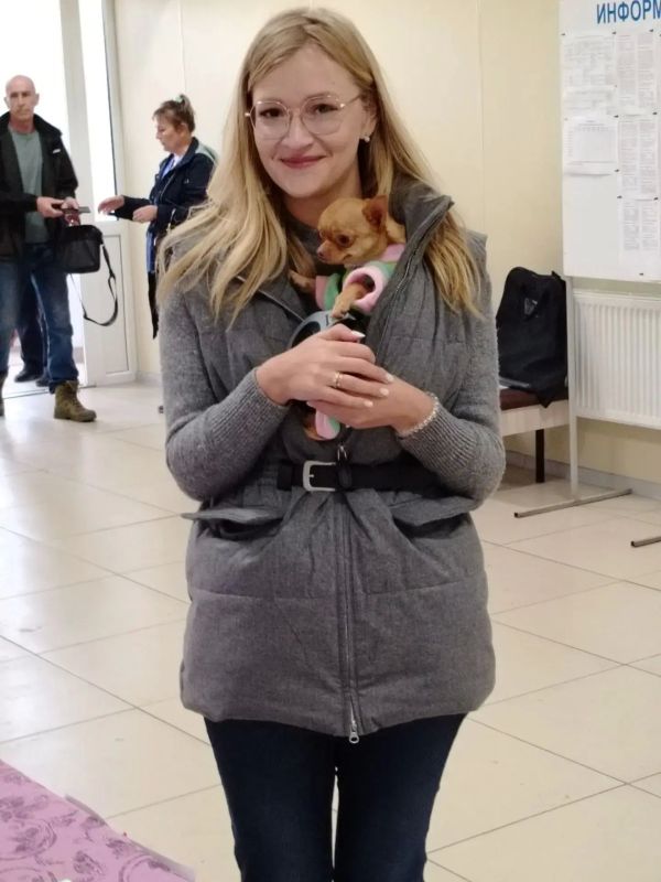 В первый день голосования в Курганской области некоторые избиратели приходили на избирательные участки вместе со своими питомцами
