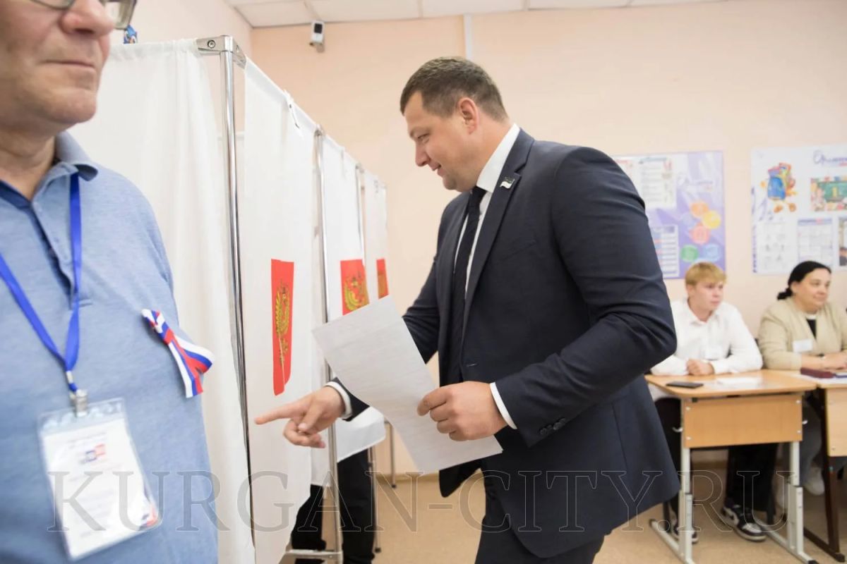 Глава города Кургана Антон Науменко проголосовал сегодня, в первый день выборов, на участке № 933, который расположен на базе гимназии № 30 Глава города Кургана Антон Науменко проголосовал сегодня, в первый день выборов, на участке № 933, который расположен на базе гимназии № 30