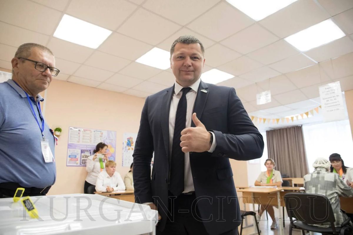 Глава города Кургана Антон Науменко проголосовал сегодня, в первый день выборов, на участке № 933, который расположен на базе гимназии № 30 Глава города Кургана Антон Науменко проголосовал сегодня, в первый день выборов, на участке № 933, который расположен на базе гимназии № 30