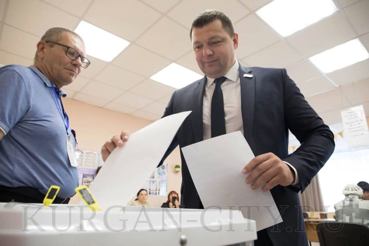 Глава города Кургана Антон Науменко проголосовал сегодня, в первый день выборов, на участке № 933, который расположен на базе гимназии № 30 Глава города Кургана Антон Науменко проголосовал сегодня, в первый день выборов, на участке № 933, который расположен на базе гимназии № 30