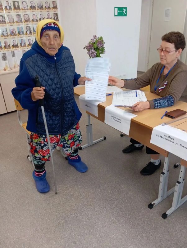 На выборах депутатов Государственной Думы голосуют Почетные граждане региона, избиратели серебряного возраста и старейшие жители сел На выборах депутатов Государственной Думы голосуют Почетные граждане региона, избиратели серебряного возраста и старейшие жители сел