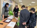 Для учеников профильных 10 и 11 классов на избирательном участке в школе № 5 члены участковой избирательной комиссии рассказали о процедуре проведения голосования в нашей стране