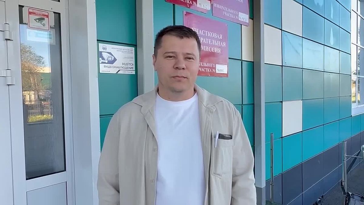Заместитель директора департамента жилищно-коммунального хозяйства администрации города Кургана Александр Плеханов голосовал сегодня на избирательном участке № 833