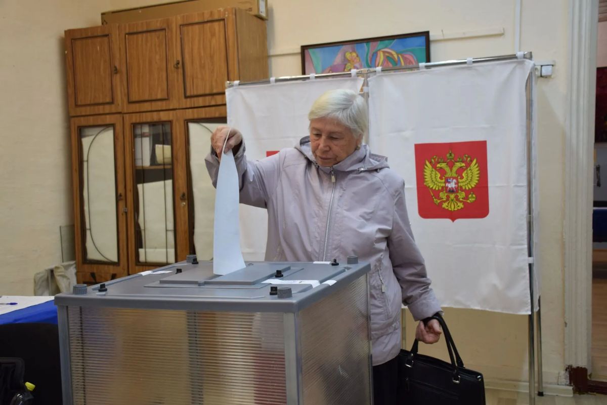 Курганцы голосуют в стенах старинной усадьбы Курганцы голосуют в стенах старинной усадьбы