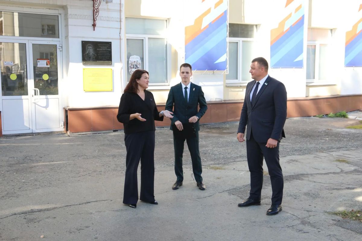 Студенты Курганского государственного университета сделали Кургану подарок – 30 саженцев молодых дубков Студенты Курганского государственного университета сделали Кургану подарок – 30 саженцев молодых дубков
