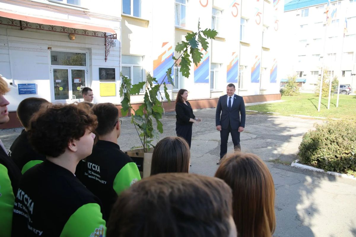 Студенты Курганского государственного университета сделали Кургану подарок – 30 саженцев молодых дубков Студенты Курганского государственного университета сделали Кургану подарок – 30 саженцев молодых дубков