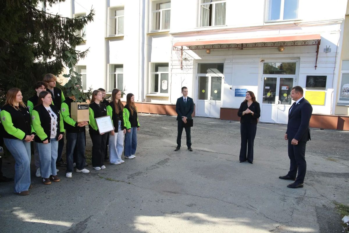 Студенты Курганского государственного университета сделали Кургану подарок – 30 саженцев молодых дубков Студенты Курганского государственного университета сделали Кургану подарок – 30 саженцев молодых дубков