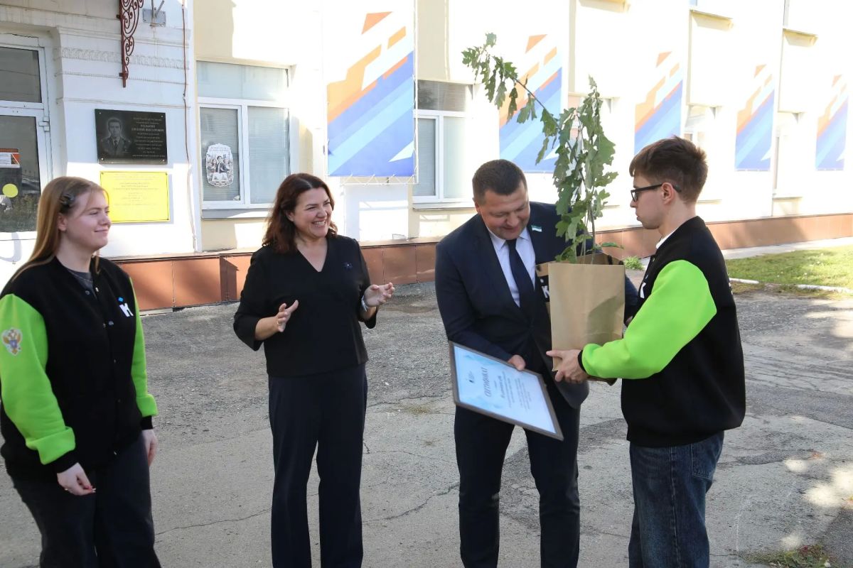 Студенты Курганского государственного университета сделали Кургану подарок – 30 саженцев молодых дубков Студенты Курганского государственного университета сделали Кургану подарок – 30 саженцев молодых дубков