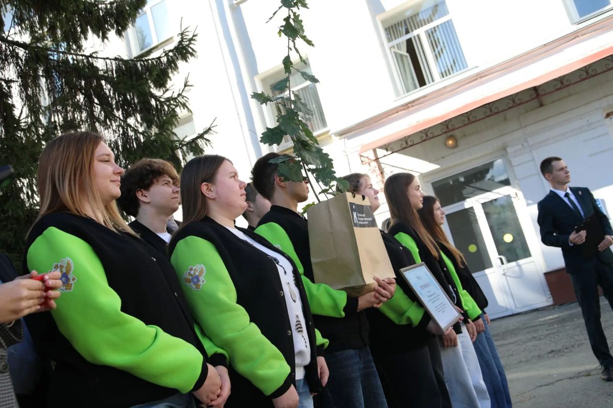 Студенты Курганского государственного университета сделали Кургану подарок – 30 саженцев молодых дубков Студенты Курганского государственного университета сделали Кургану подарок – 30 саженцев молодых дубков