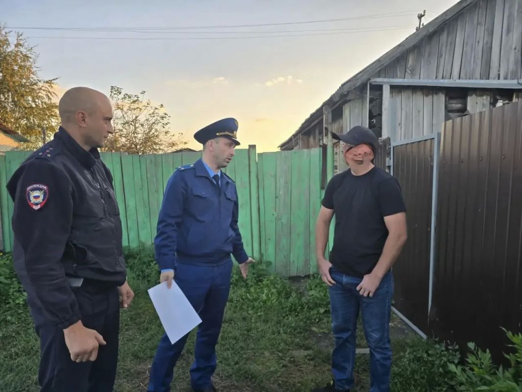 Прокурор Половинского района провел проверку лиц, состоящих под административным надзором Прокурор Половинского района Андрей Цибирев совместно с УУП ОП «Половинское» МО МВД России «Притобольный» провел выездные проверки...