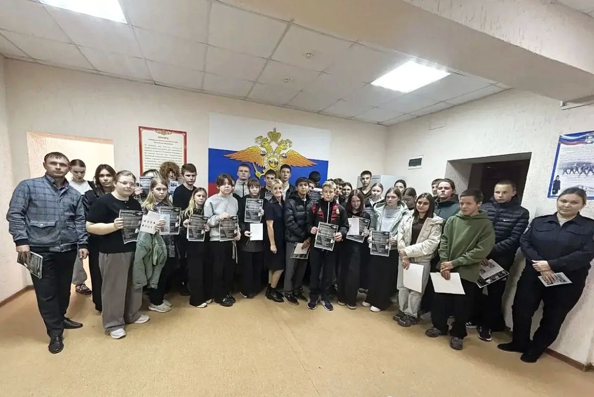 В межмуниципальном отделе МВД России «Притобольный» прошел День открытых дверей для школьников В межмуниципальном отделе МВД России «Притобольный» прошел День открытых дверей для школьников