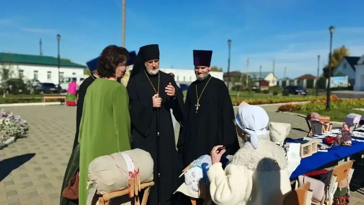 Настоящим событием, которое объединило жителей села Звериноголовское, стал праздник, посвященный 200-летию местного храма, приуроченный к православному торжеству - Воздвижению Креста Господня Настоящим событием, которое объединило жителей села Звериноголовское, стал праздник, посвященный 200-летию местного храма, приуроченный к православному торжеству - Воздвижению Креста Господня