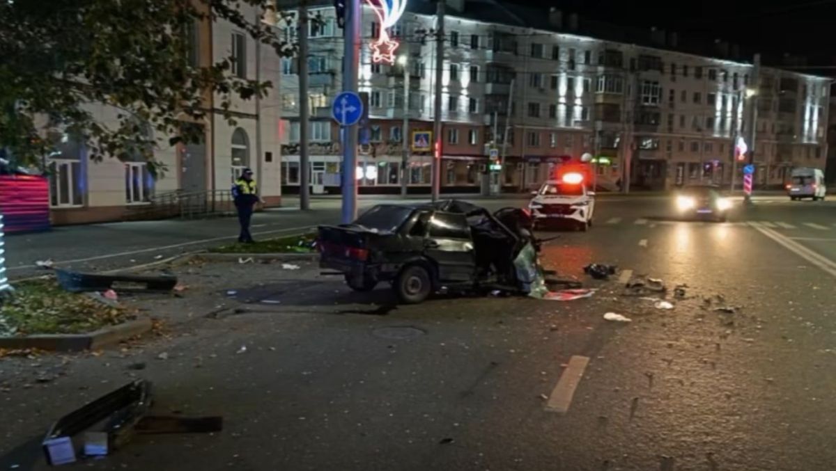 Lada врезалась в рекламный щит и опору ЛЭП в Кургане: пассажир в больнице, а водитель сбежал
