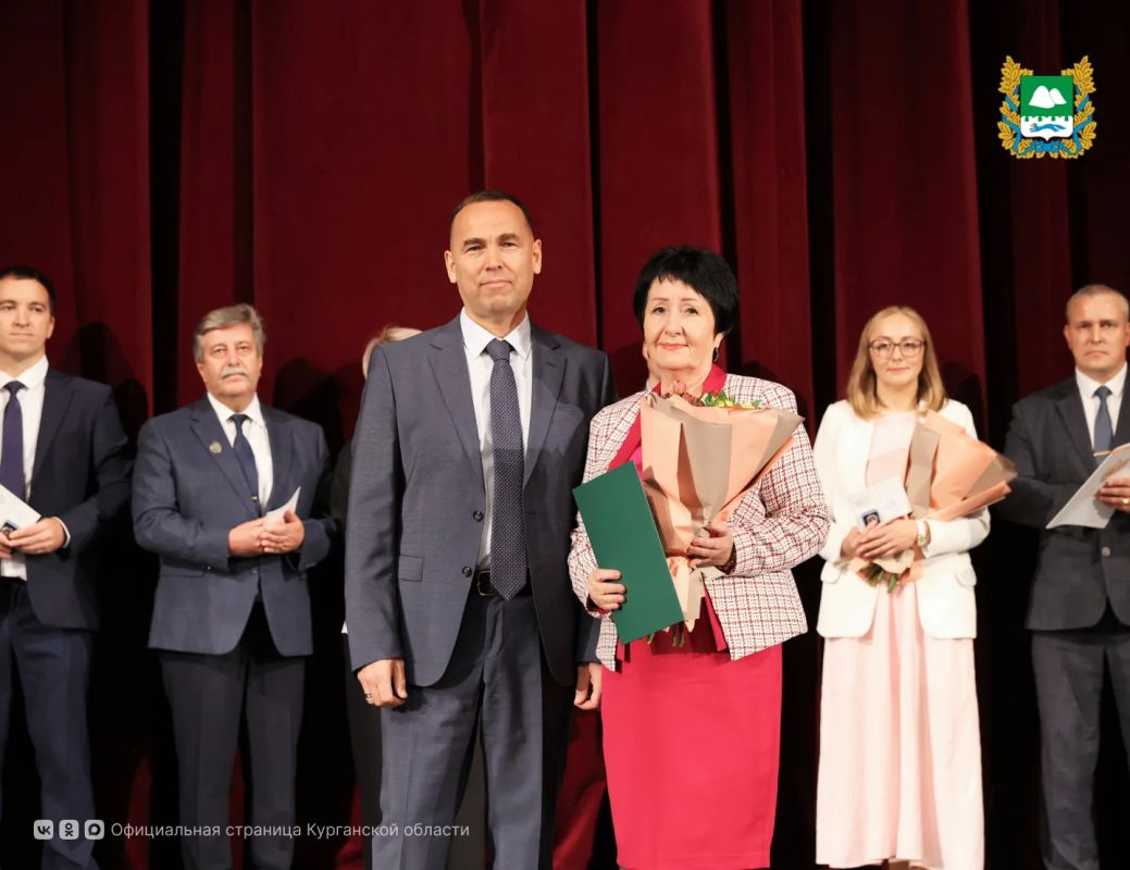 Накануне Дня учителя губернатор Вадим Шумков поздравил педагогов с профессиональным праздником и вручил им награды Накануне Дня учителя губернатор Вадим Шумков поздравил педагогов с профессиональным праздником и вручил им награды