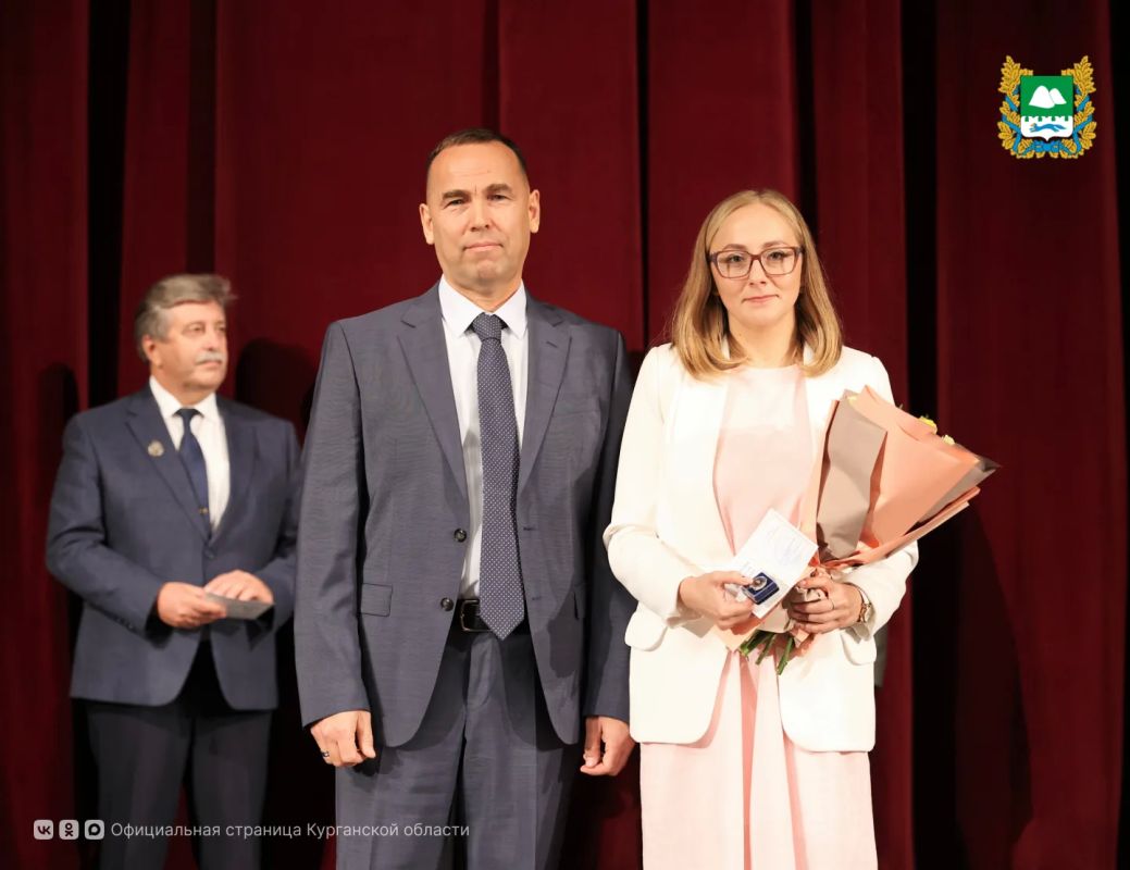 Накануне Дня учителя губернатор Вадим Шумков поздравил педагогов с профессиональным праздником и вручил им награды Накануне Дня учителя губернатор Вадим Шумков поздравил педагогов с профессиональным праздником и вручил им награды