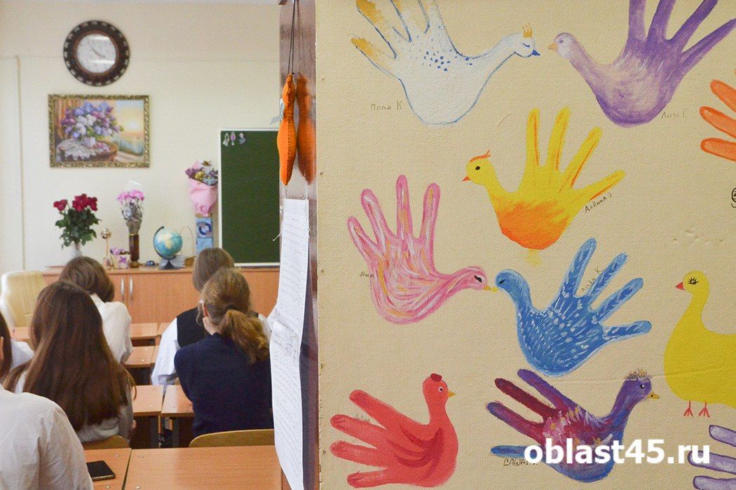 Цветы, премии и призвание: в Кургане ко Дню учителя наградили выдающихся педагогов