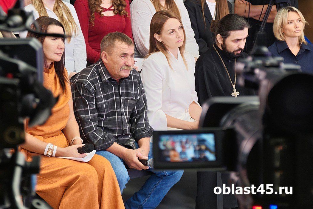 Вырвал миллионы из лап аферистов: житель Кургана поймал курьера