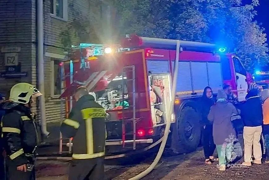 Ночью в Кургане загорелась пятиэтажка на улице Красномаячной Ночью в Кургане загорелась пятиэтажка на улице Красномаячной