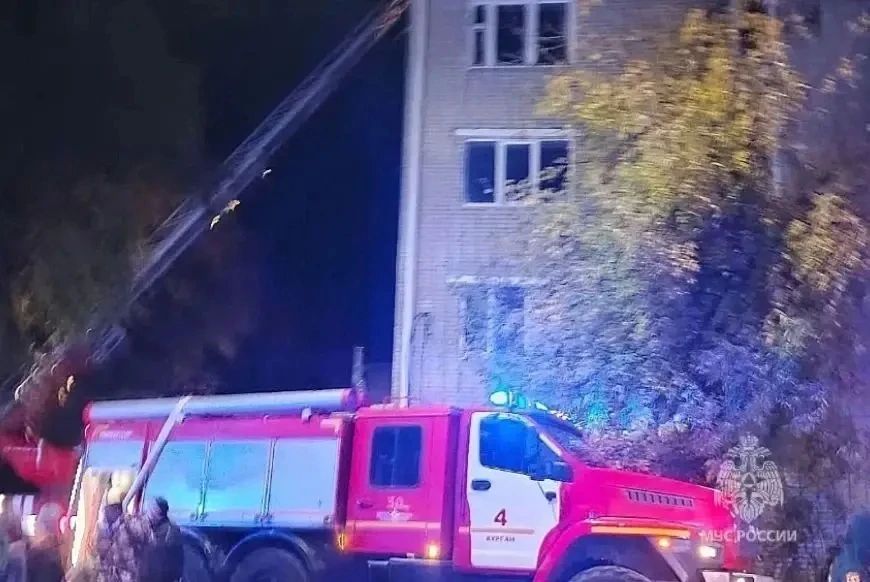 Ночью в Кургане загорелась пятиэтажка на улице Красномаячной Ночью в Кургане загорелась пятиэтажка на улице Красномаячной