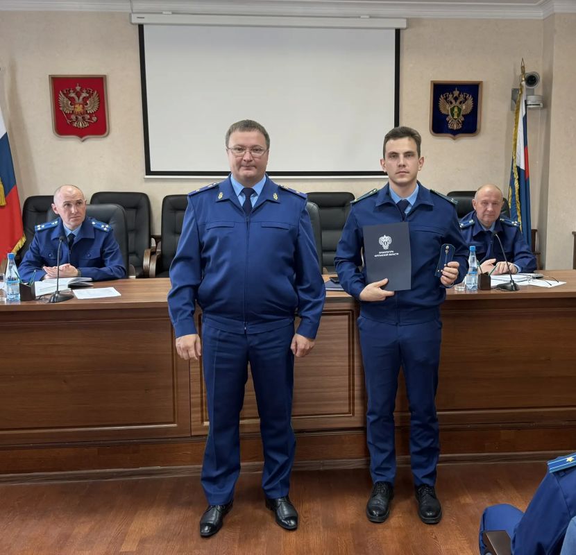 Сегодня прокурор Курганской области Владислав Московских в торжественной обстановке поздравил оперативных работников с присвоением классных чинов Сегодня прокурор Курганской области Владислав Московских в торжественной обстановке поздравил оперативных работников с присвоением классных чинов