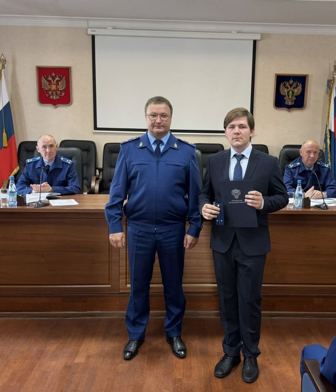 Сегодня прокурор Курганской области Владислав Московских в торжественной обстановке поздравил оперативных работников с присвоением классных чинов Сегодня прокурор Курганской области Владислав Московских в торжественной обстановке поздравил оперативных работников с присвоением классных чинов