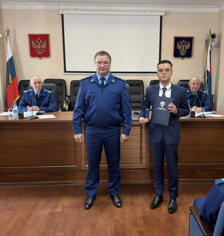 Сегодня прокурор Курганской области Владислав Московских в торжественной обстановке поздравил оперативных работников с присвоением классных чинов Сегодня прокурор Курганской области Владислав Московских в торжественной обстановке поздравил оперативных работников с присвоением классных чинов