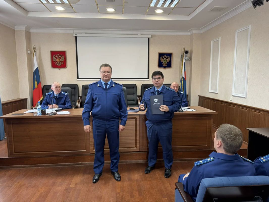 Сегодня прокурор Курганской области Владислав Московских в торжественной обстановке поздравил оперативных работников с присвоением классных чинов Сегодня прокурор Курганской области Владислав Московских в торжественной обстановке поздравил оперативных работников с присвоением классных чинов