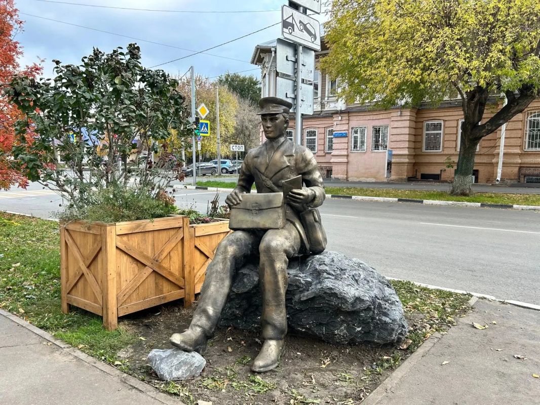 На Советской появились фигуры детей с обручем и почтальон На Советской появились фигуры детей с обручем и почтальон