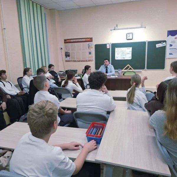 Сотрудники следственного управления регионального УМВД встретились с курганскими школьниками