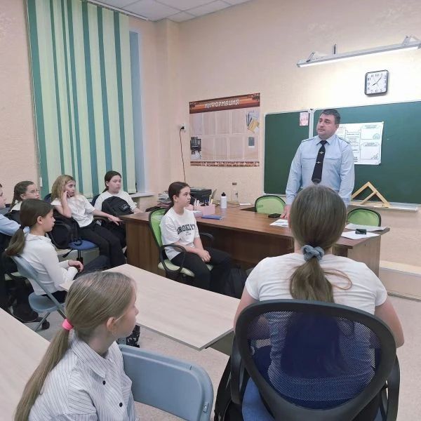 Сотрудники следственного управления регионального УМВД встретились с курганскими школьниками Сотрудники следственного управления регионального УМВД встретились с курганскими школьниками