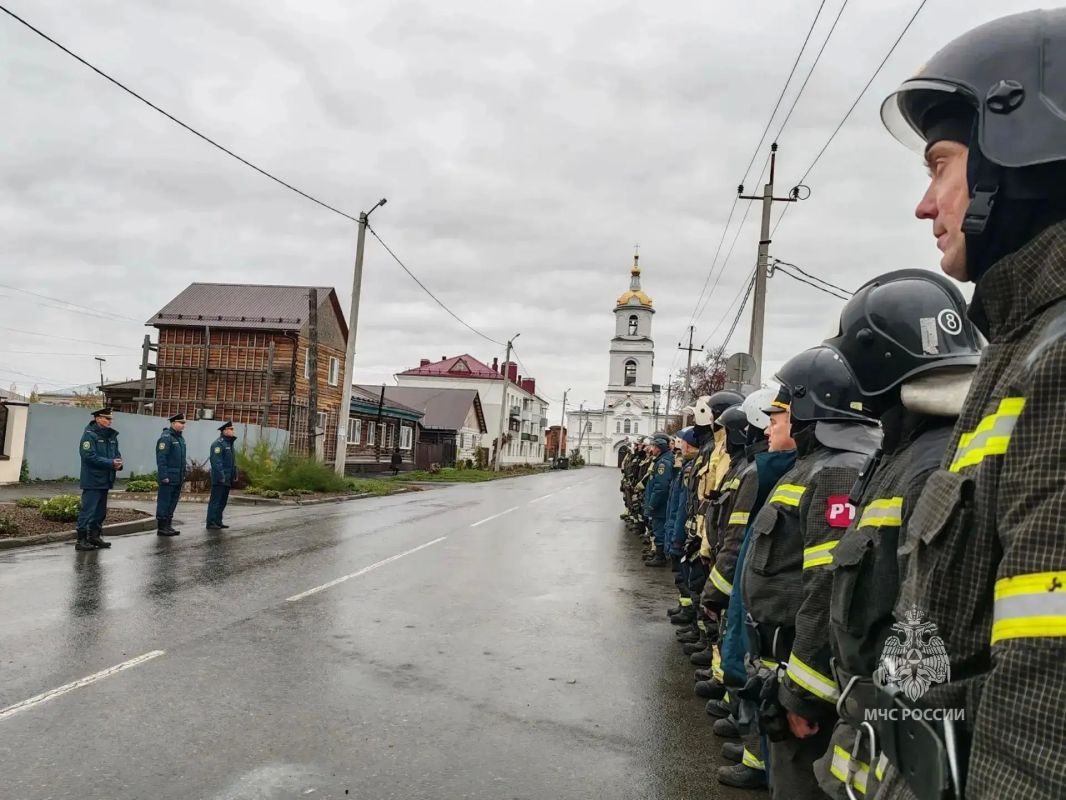 В Шадринске прошли учения по защите населенных пунктов от пожаров В Шадринске прошли учения по защите населенных пунктов от пожаров