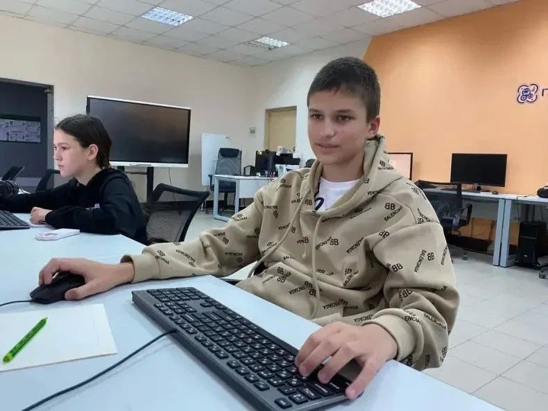 Школьникам со 2 по 10 классы, мечтающим стать IT-специалистами, предлагают пройти онлайн-профориентацию в присутствии родителей, попробовать себя в создании собственного IT-проекта на открытом уроке по программированию и...