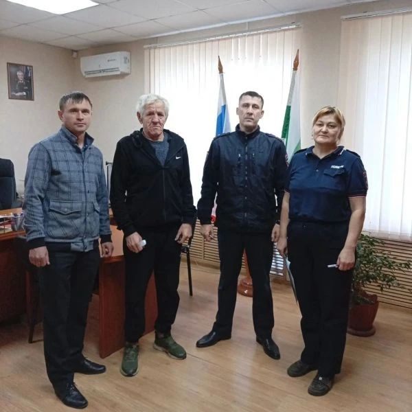 В Притобольном округе троим бывшим жителям Республики Казахстан вручили паспорта граждан Российской Федерации В Притобольном округе троим бывшим жителям Республики Казахстан вручили паспорта граждан Российской Федерации