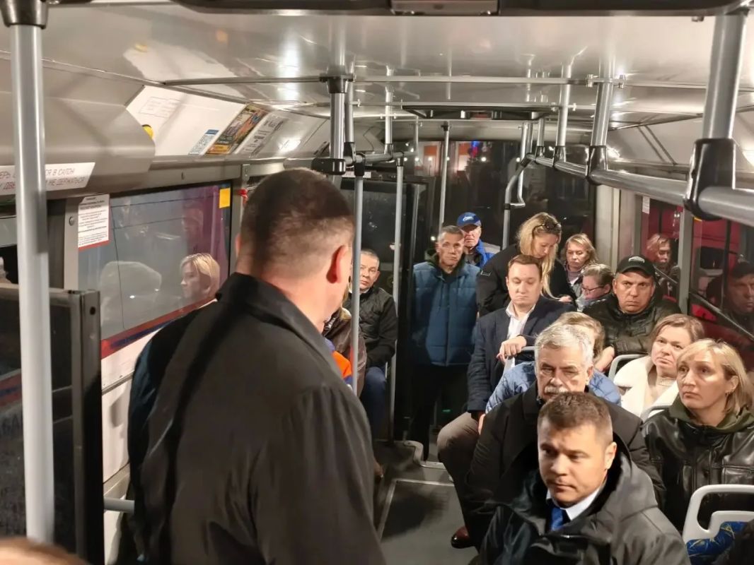 Сегодня в 19.42 на номер службы спасения 112 поступило сообщение об обрушении лестничного пролета в 4-м подъезде дома № 6 по улице Савельева Сегодня в 19.42 на номер службы спасения 112 поступило сообщение об обрушении лестничного пролета в 4-м подъезде дома № 6 по улице Савельева