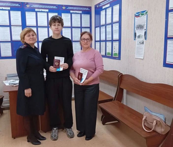 В Притобольном округе троим бывшим жителям Республики Казахстан вручили паспорта граждан Российской Федерации