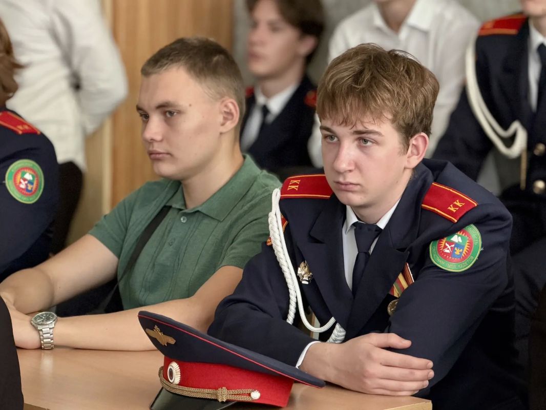Сотрудники следственного управления рассказали школьникам, как противостоять угрозам в сети Интернет Сотрудники следственного управления рассказали школьникам, как противостоять угрозам в сети Интернет