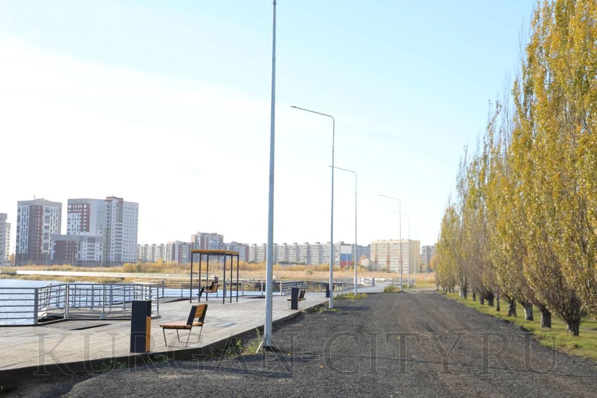 В жилом массиве Заозерный практически подошли к концу работы по благоустройству набережной озера Чёрное