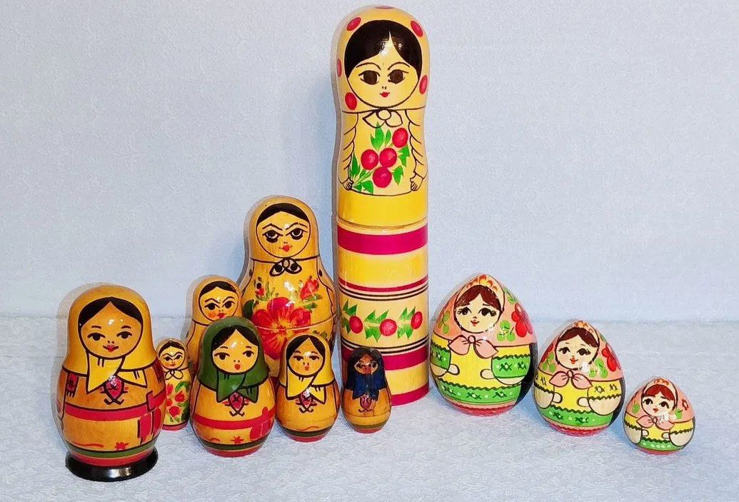 Матрёшка-футляр и брошь-кокошник: какие необычные воплощения русской куклы продают в Кургане