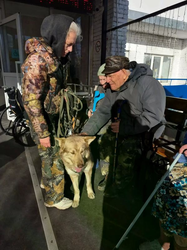 В гости к бабушкам и дедушкам из Лесниковского дома интерната приехали четвероногие друзья