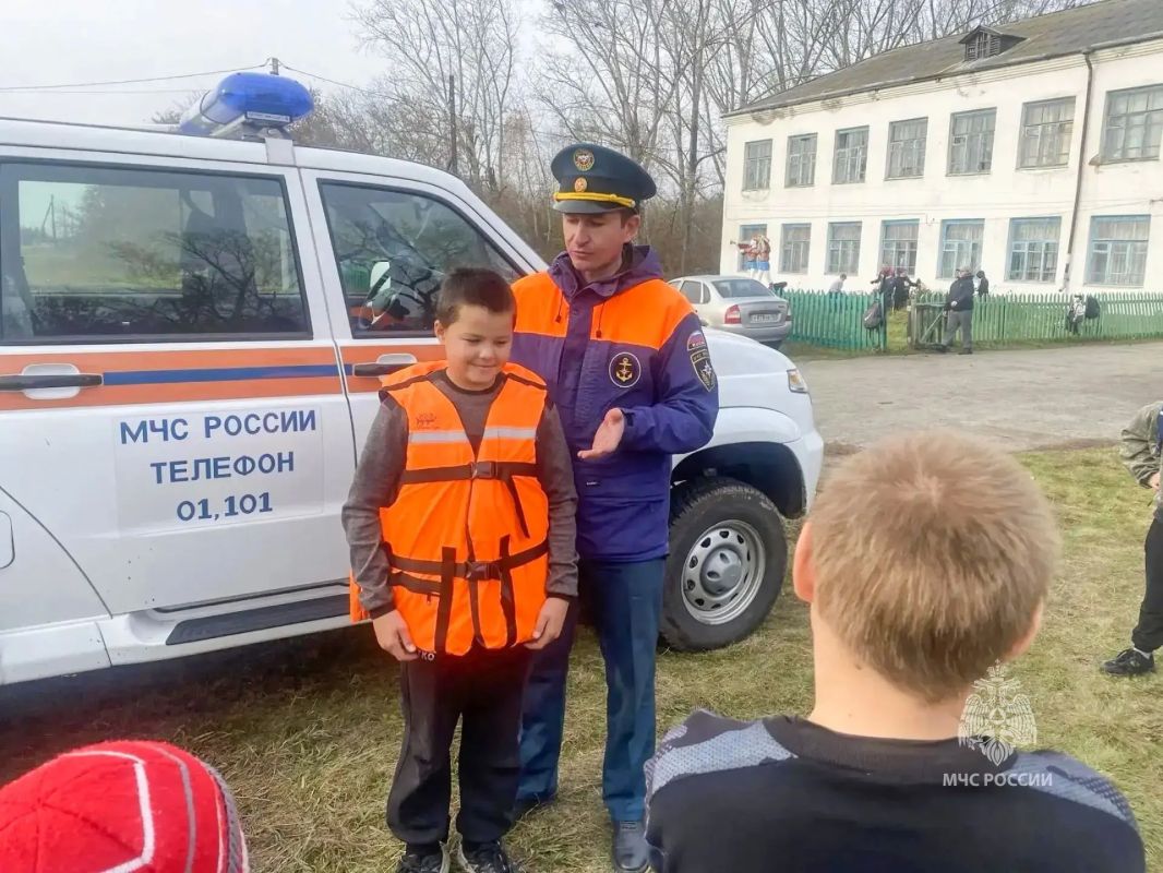 Инспекторы ГИМС МЧС России обучают зауральских школьников правилам безопасности на водоемах перед каникулами Инспекторы ГИМС МЧС России обучают зауральских школьников правилам безопасности на водоемах перед каникулами