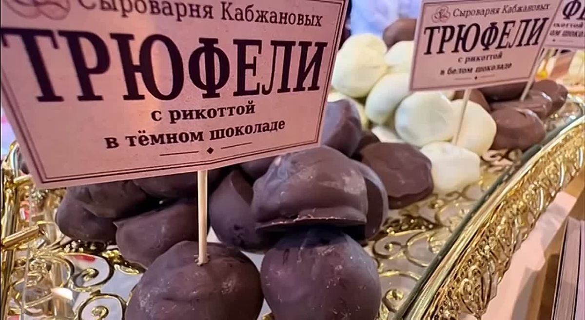 Пряничный танк, верблюжатина и свиные пятачки: чем уральские аграрии удивили Жогу