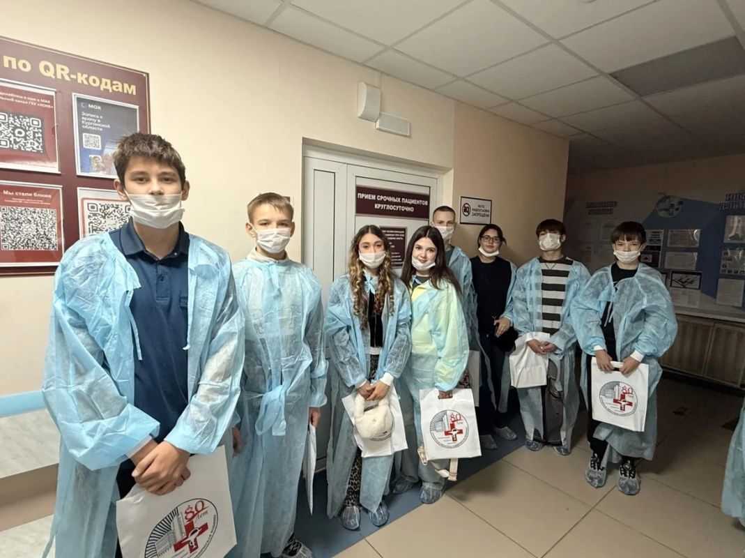 Курганские школьники примерили на себя роль врачей областной больницы Курганские школьники примерили на себя роль врачей областной больницы