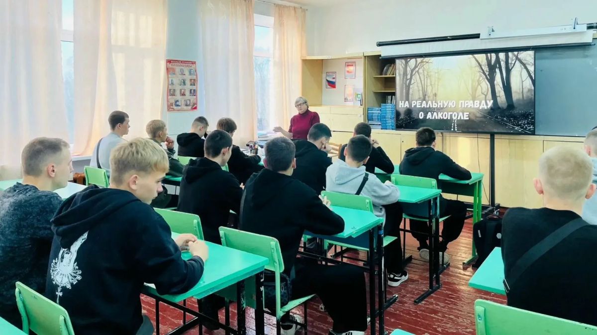 «Твой мозг — стройка, не заливай его бетоном»: как в Шатрово учат студентов говорить «Нет» «Твой мозг — стройка, не заливай его бетоном»: как в Шатрово учат студентов говорить «Нет»