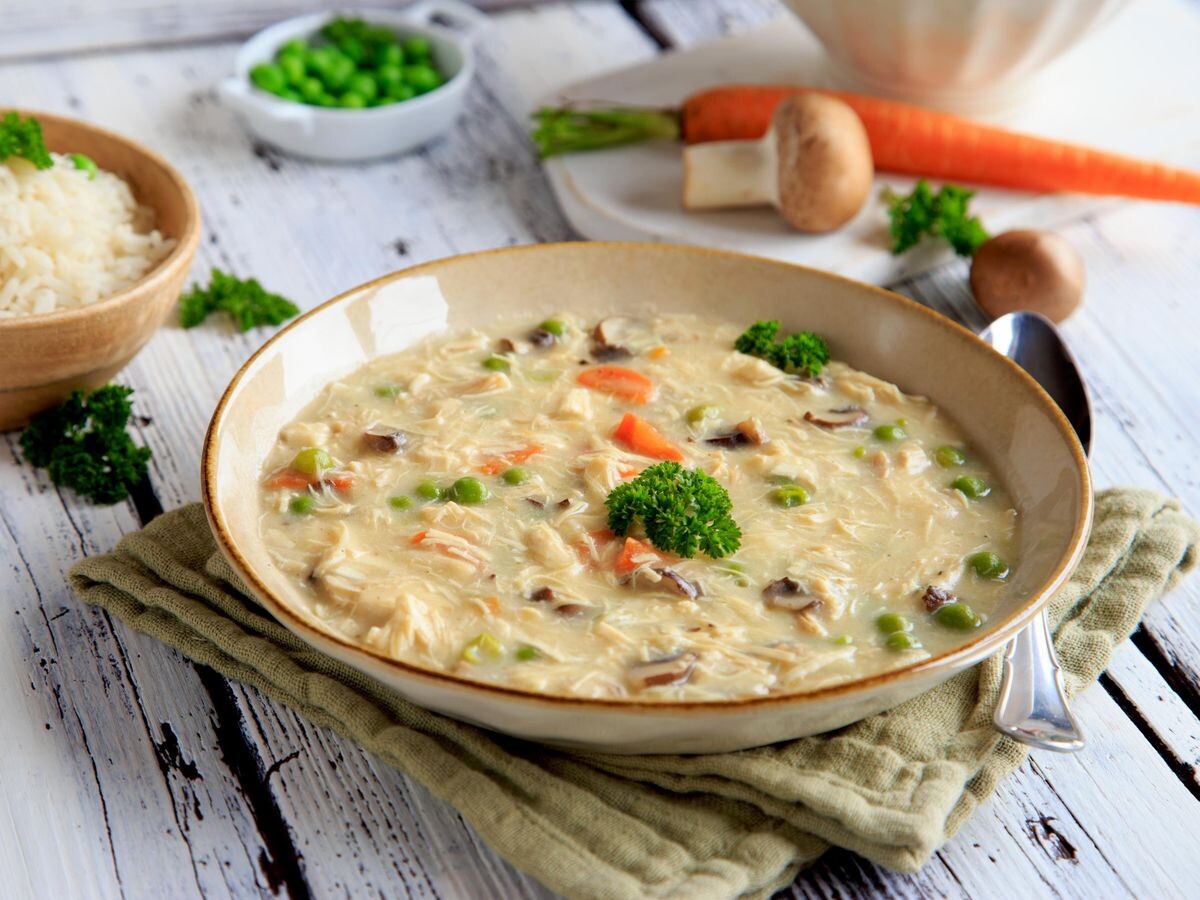 Нежная курица в сливочном соусе: готовим фрикасе с грибами