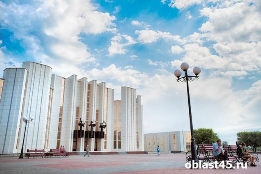На Троицкой площади в Кургане ограничат стоянку: почему водителям придётся искать другую парковку